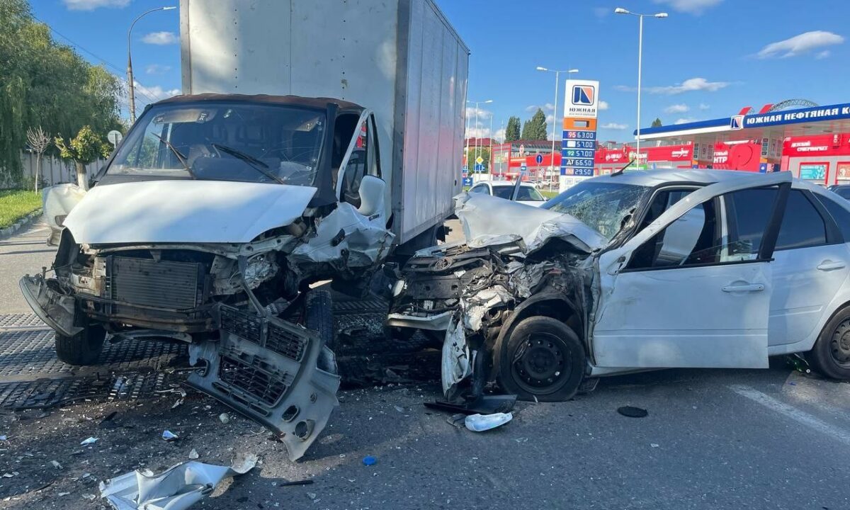 В Армавире подросток на «Ладе» выехал на встречку и столкнулся с грузовиком