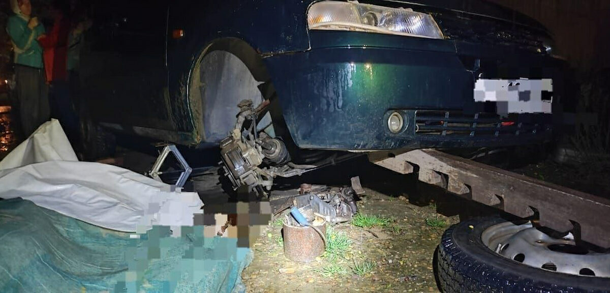 Мужчина погиб под сорвавшимся с домкрата автомобилем на Кубани
