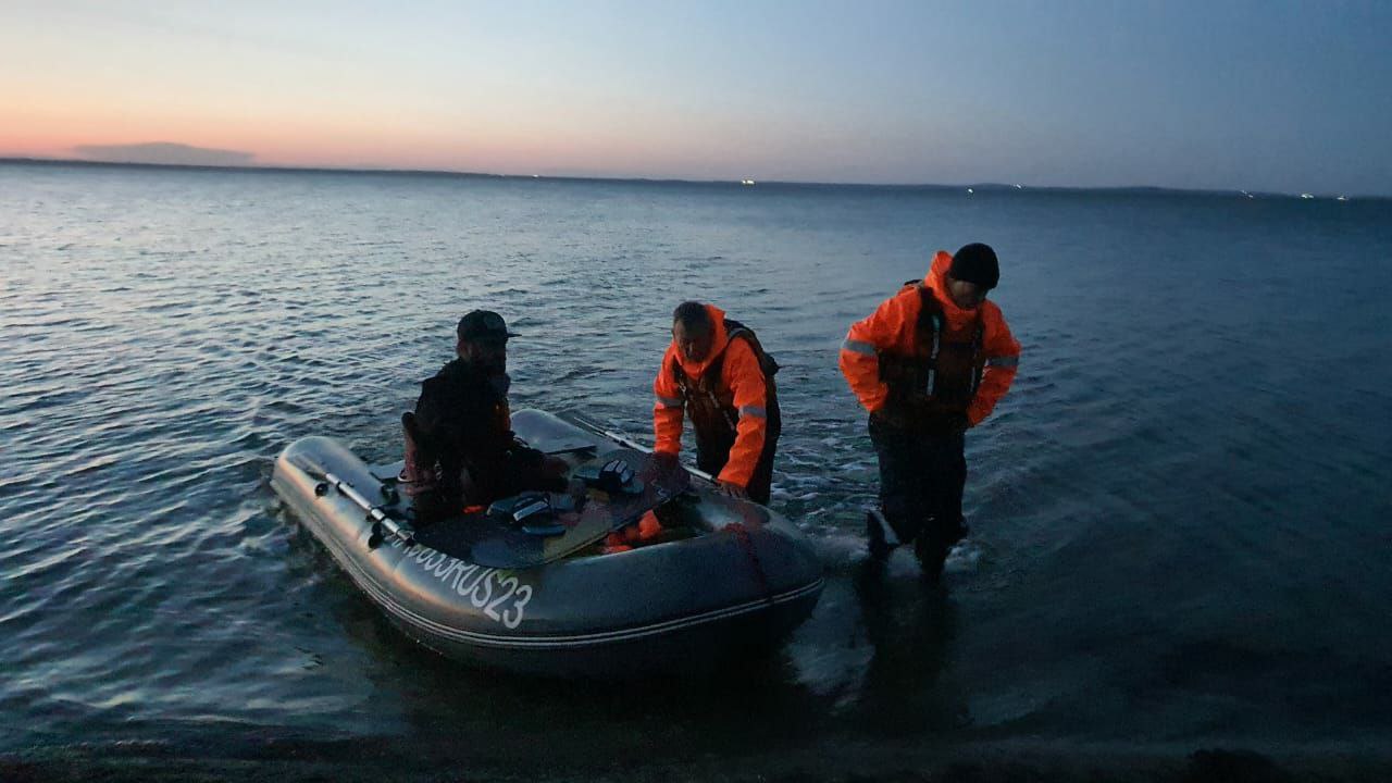 В Анапе спасли кайтсерфера, унесенного в море сильным ветром