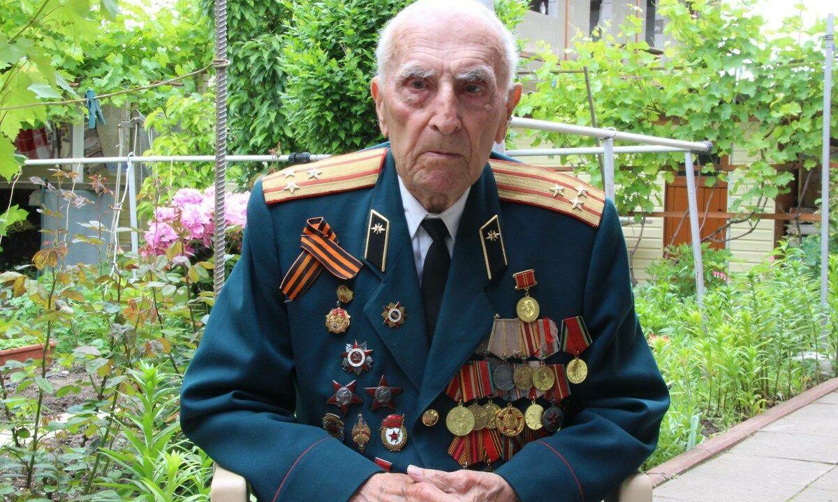 Кондратьев поздравил с вековым юбилеем ветерана Бориса Гришина из Ейского района