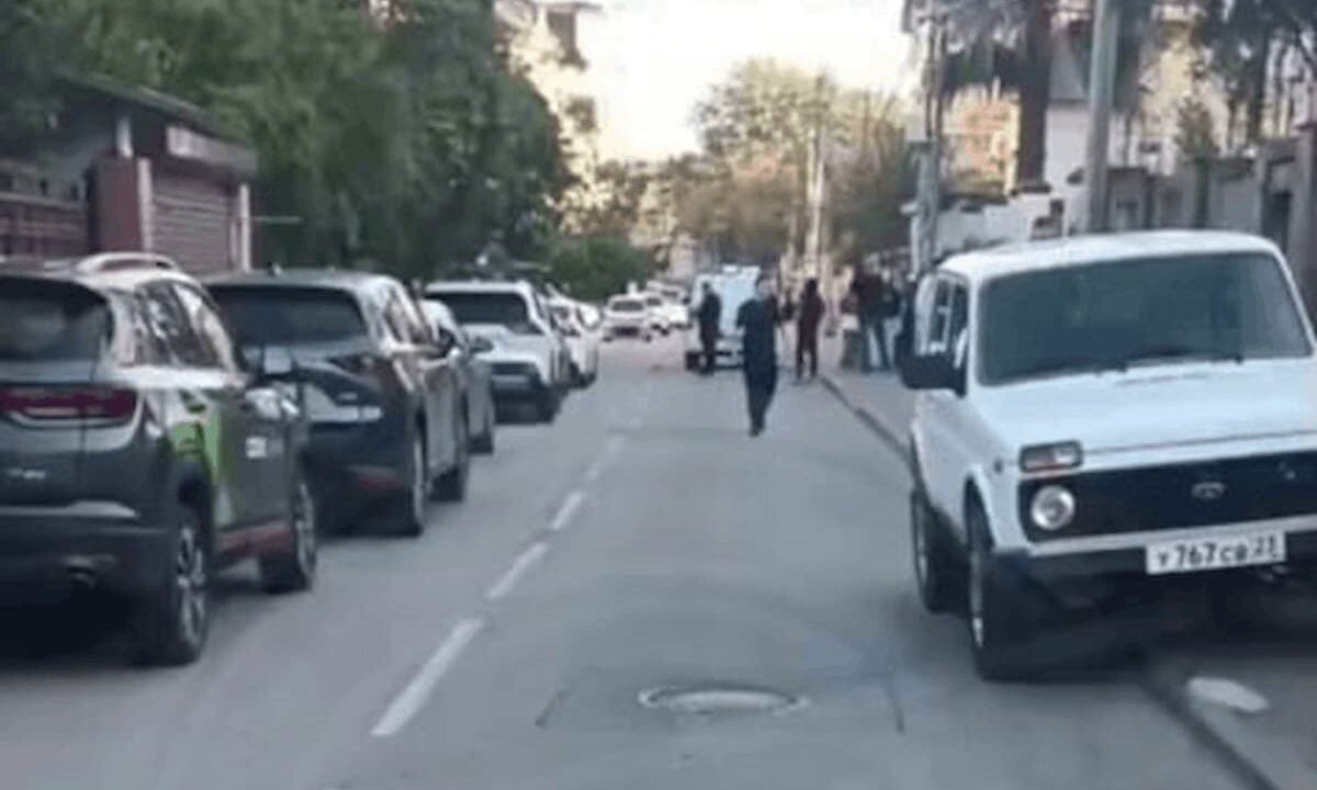 Мужчина угрожал прохожим охотничьим ружьем на улице в Сириусе