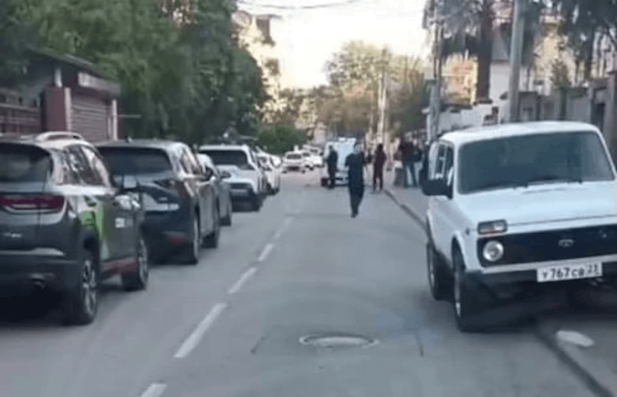 Мужчина угрожал прохожим охотничьим ружьем на улице в Сириусе