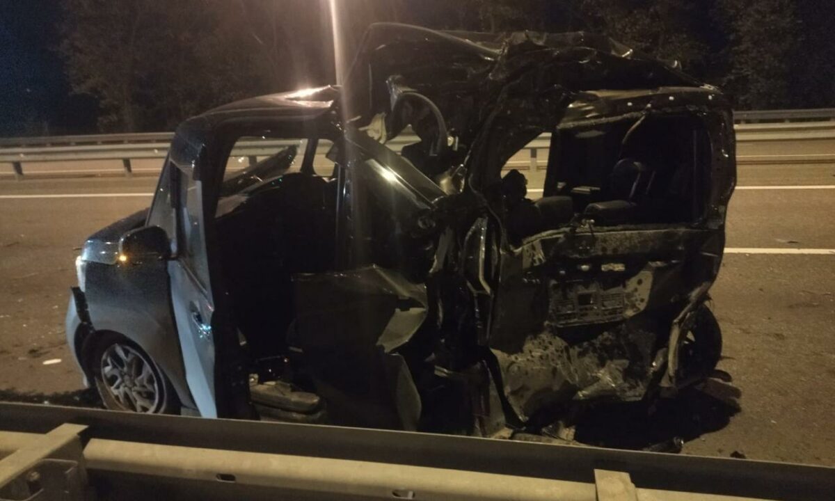 На Кубани большегруз врезался в стоявшую на аварийке легковушку, есть погибший
