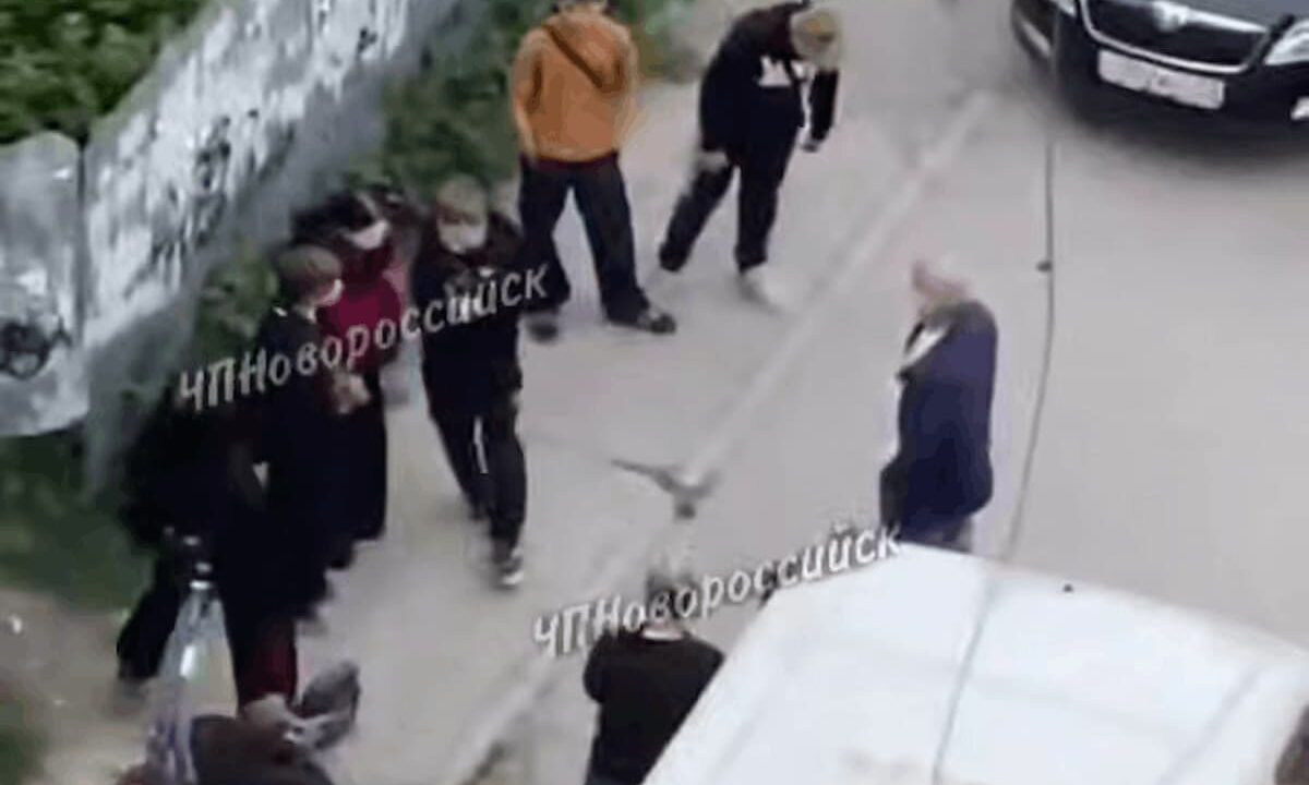 В Новороссийске толпа подростков насмехалась над пенсионером после замечания