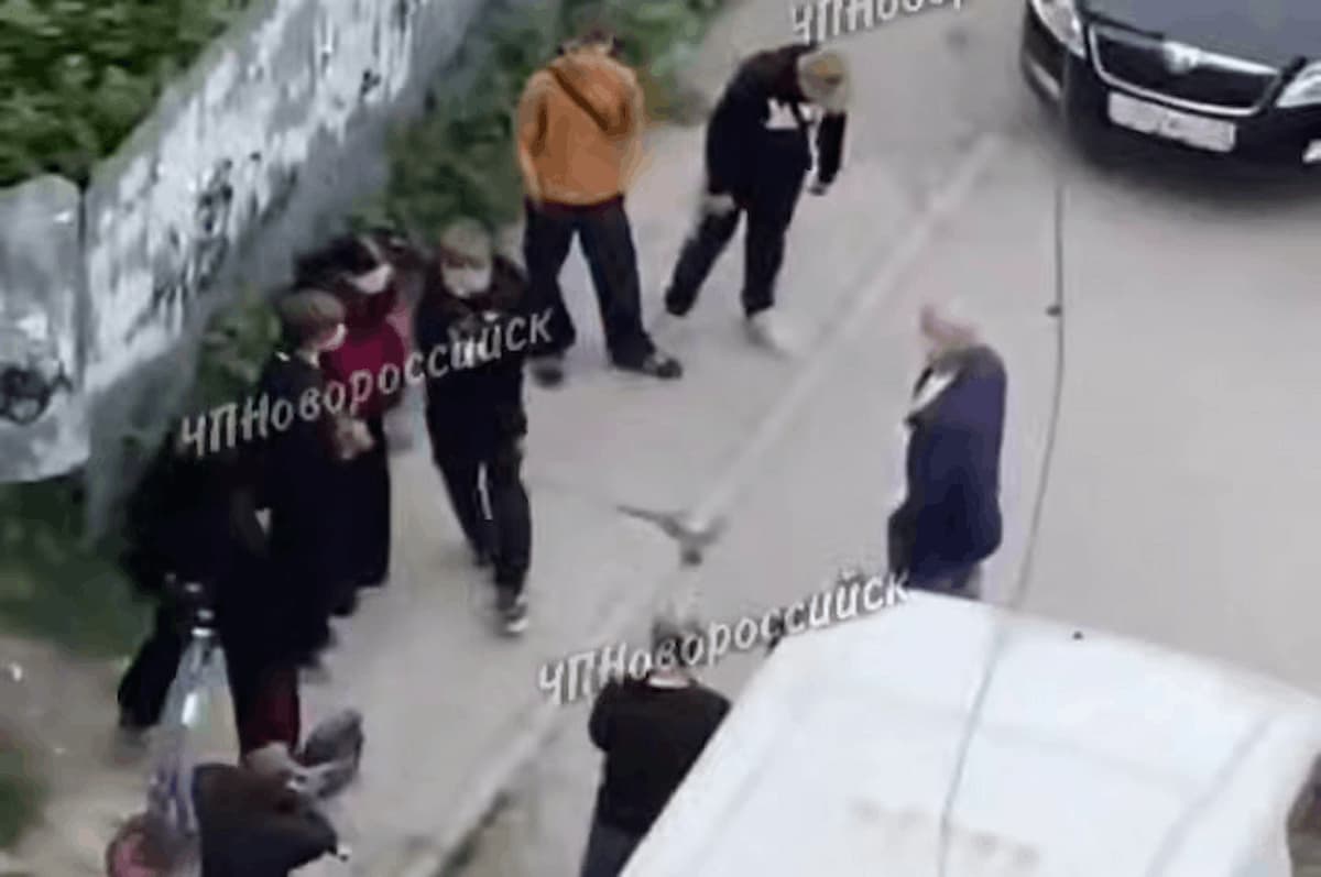 В Новороссийске толпа подростков насмехалась над пенсионером после замечания
