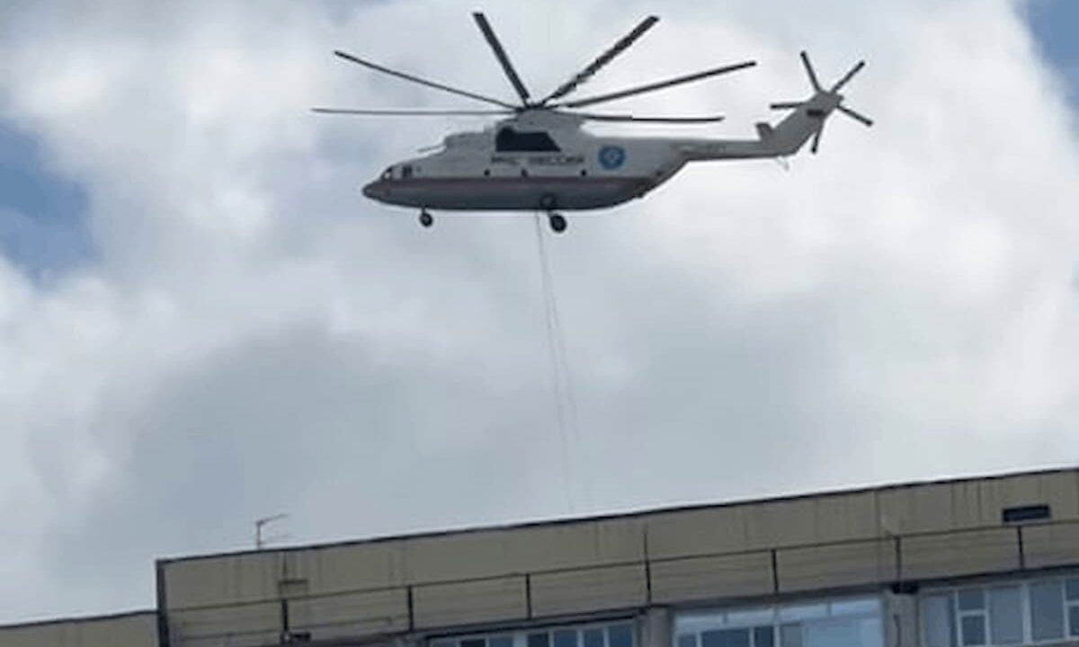 Жителей Сочи напугал вертолет, сбросивший бетонную трубу возле многоэтажки