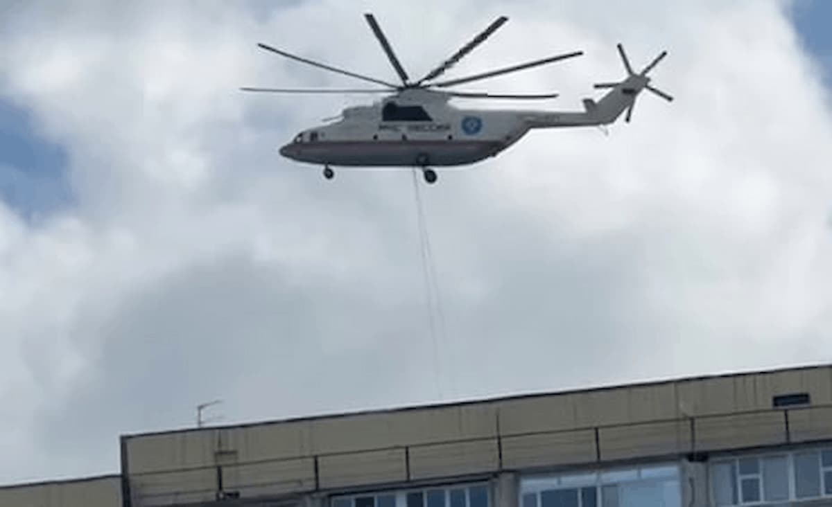 Жителей Сочи напугал вертолет, сбросивший бетонную трубу возле многоэтажки