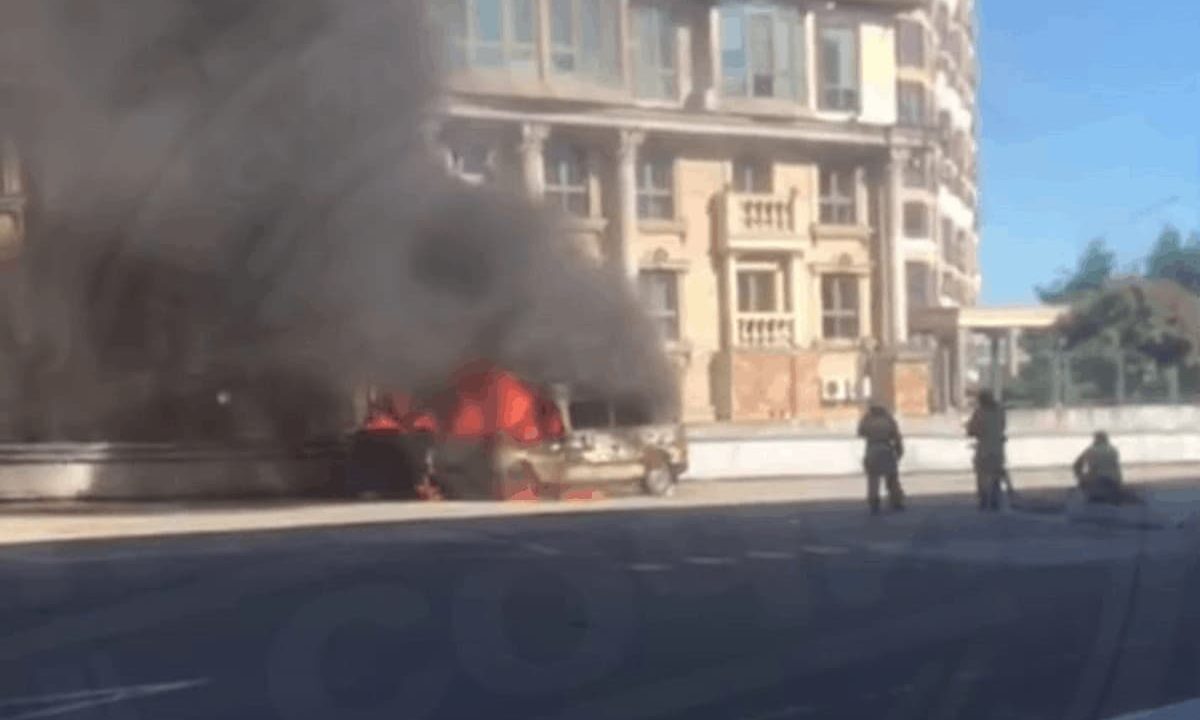 В Сочи огонь с загоревшегося контейнера с покрышками перекинулся на микроавтобус