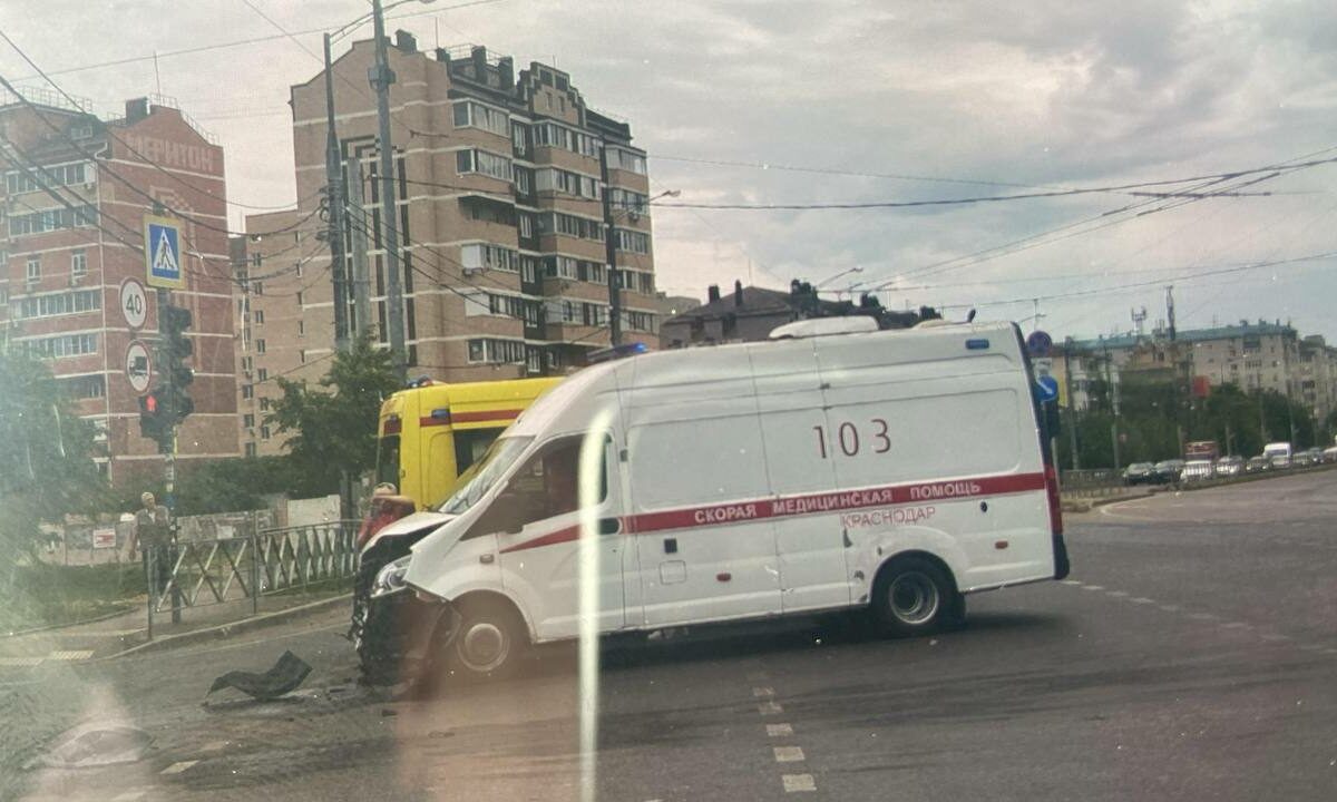 «Лада» влетела в машину скорой помощи на перекрестке в Краснодаре