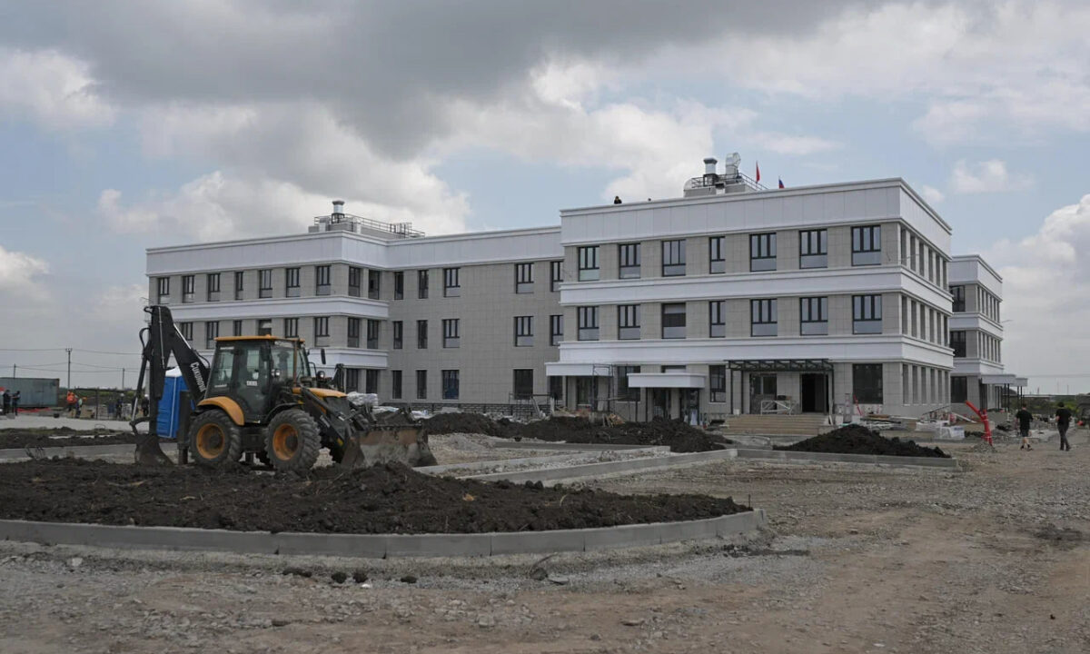 К новой поликлинике в станице Новотитаровской проложат дорогу