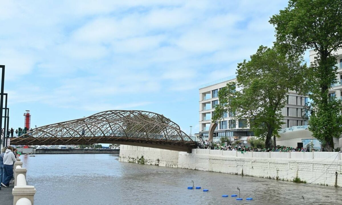 Мост «Волшебный лист» и обновленную набережную открыли в Сочи в День города