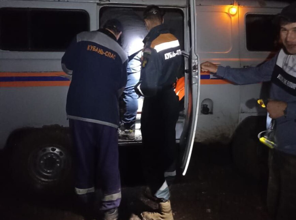 Шестеро туристов заблудились в горах Мостовского района