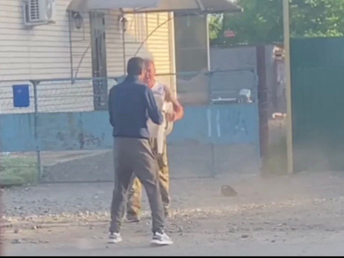 На Кубани рецидивист ударил мужчину ножом в живот на улице и скрылся