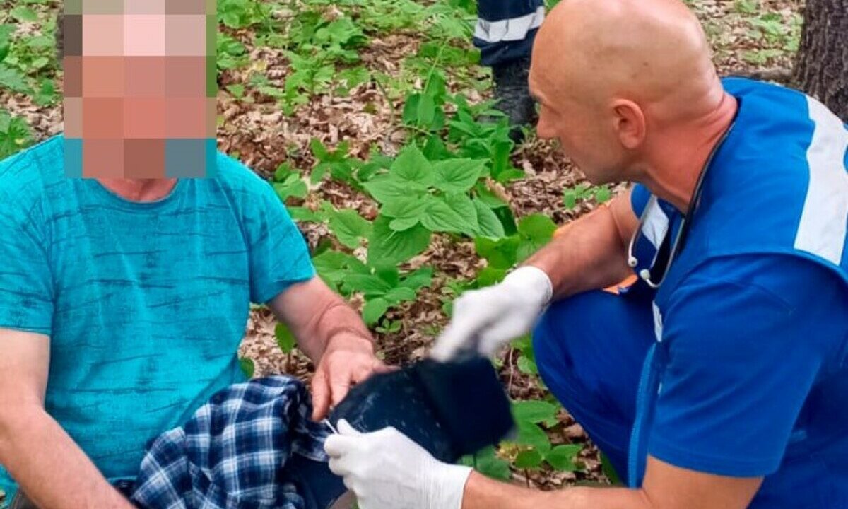 На Кубани спасатели на носилках эвакуировали из леса мотоциклиста