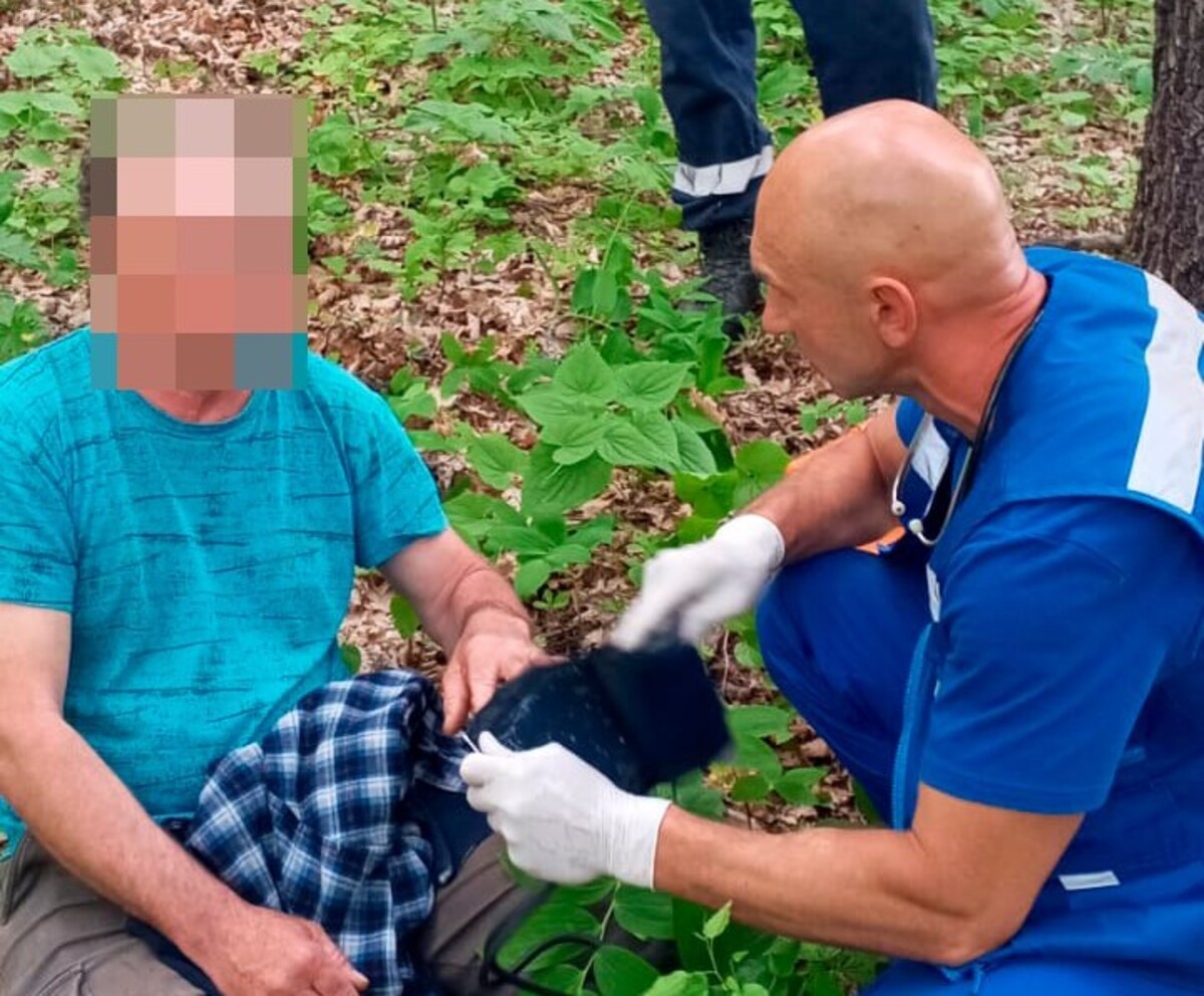 На Кубани спасатели на носилках эвакуировали из леса мотоциклиста