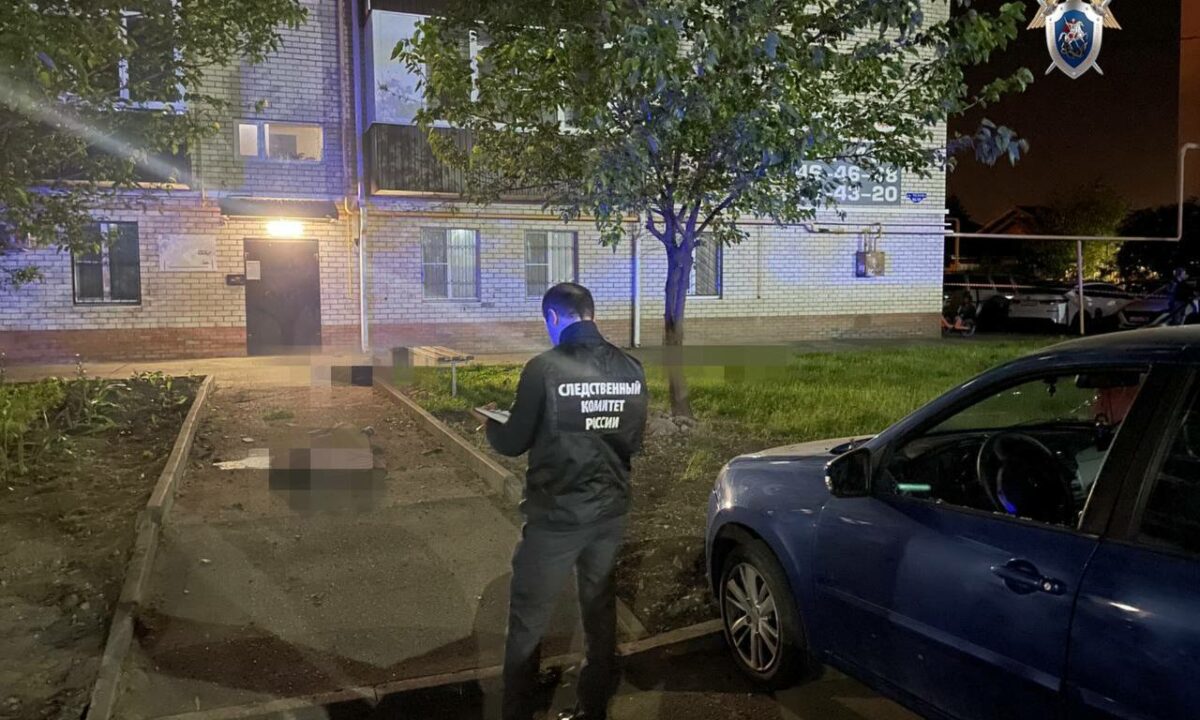 Двое мужчин погибли после взрыва у многоэтажки в Ставрополе