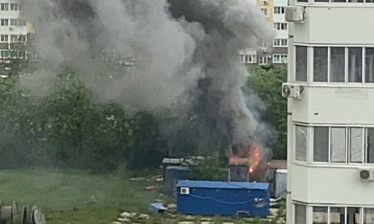 Строительная бытовка загорелась в Краснодаре