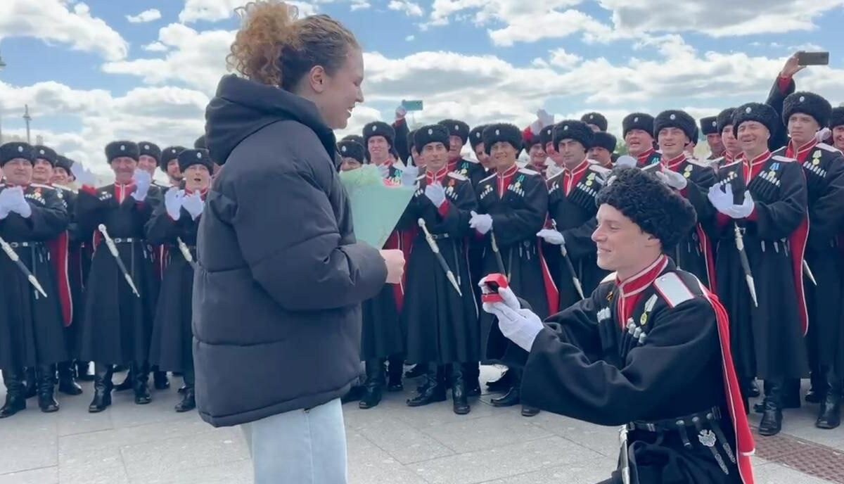 Кубанский казак сделал предложение своей девушке после участия в параде в Москве