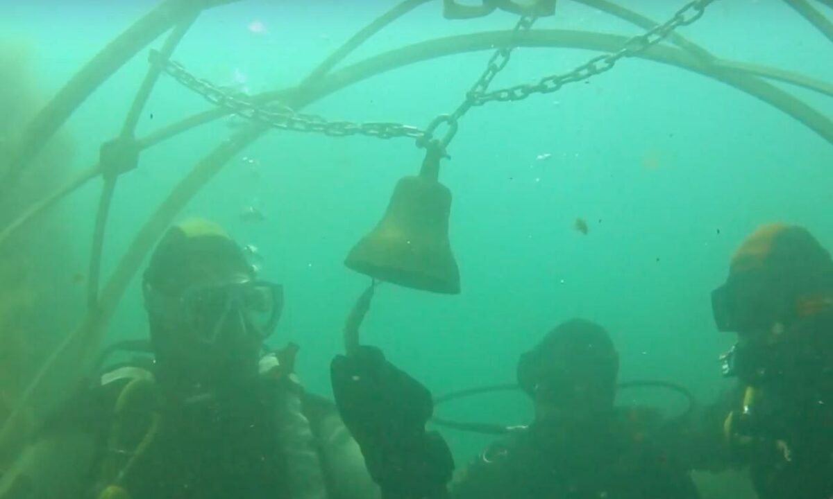 Корабельную рынду памяти установили аквалангисты на дне Черного моря