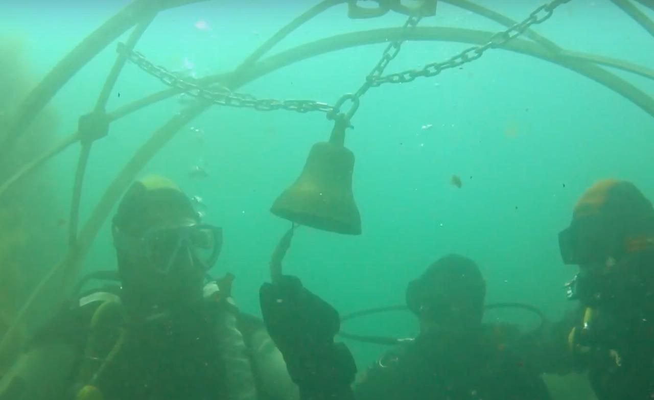 Корабельную рынду памяти установили аквалангисты на дне Черного моря
