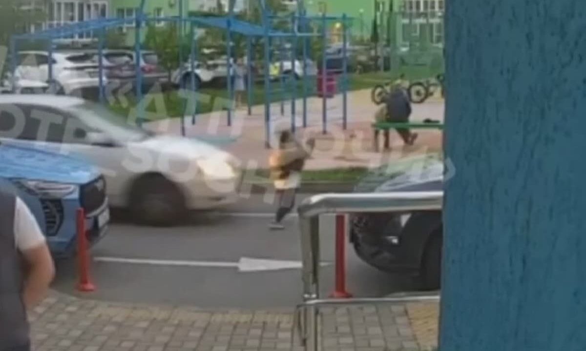 В Сочи водитель иномарки сбил выбежавшего на дорогу 4-летнего ребенка