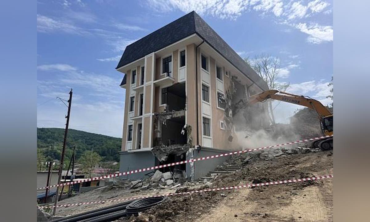 В Сочи приступили к сносу трехэтажного жилого самостроя и коммерческой постройки
