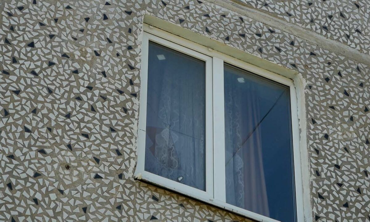 Выпавшая из окна девочка в Мостовском районе находится в искусственной коме