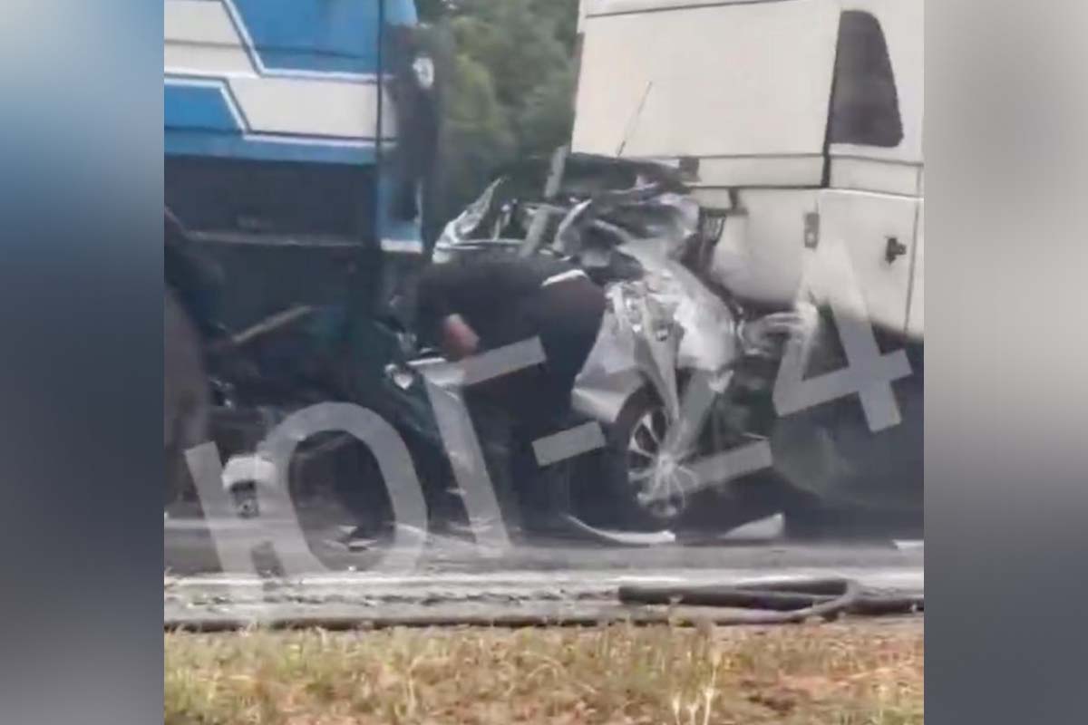Легковушку расплющило между фурой и автобусом в массовом ДТП в Кавказском районе