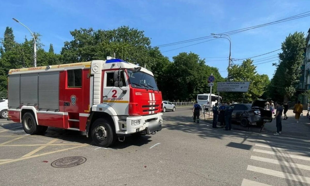 Спешившая на вызов пожарная машина протаранила «Ладу» в Краснодаре