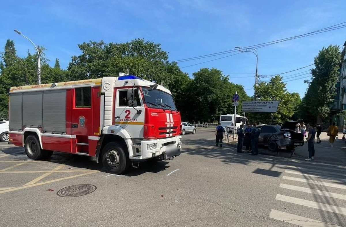 Спешившая на вызов пожарная машина протаранила «Ладу» в Краснодаре