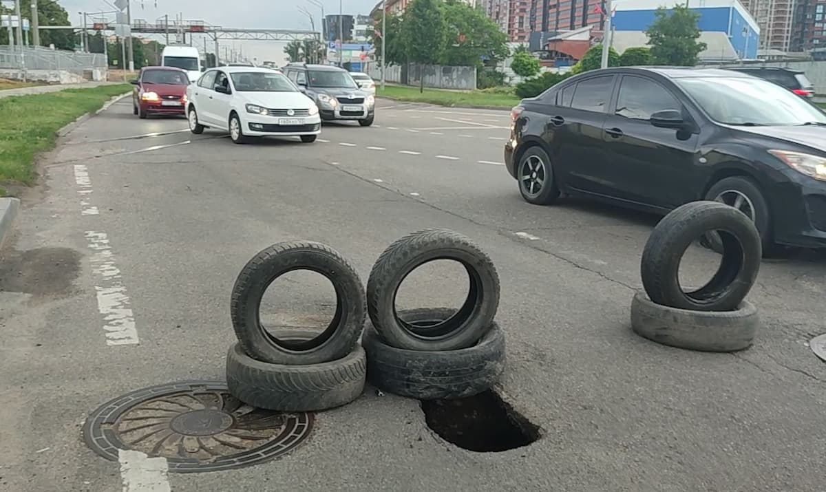 Из-за просадки грунта появилась дыра на улице Новороссийской в Краснодаре