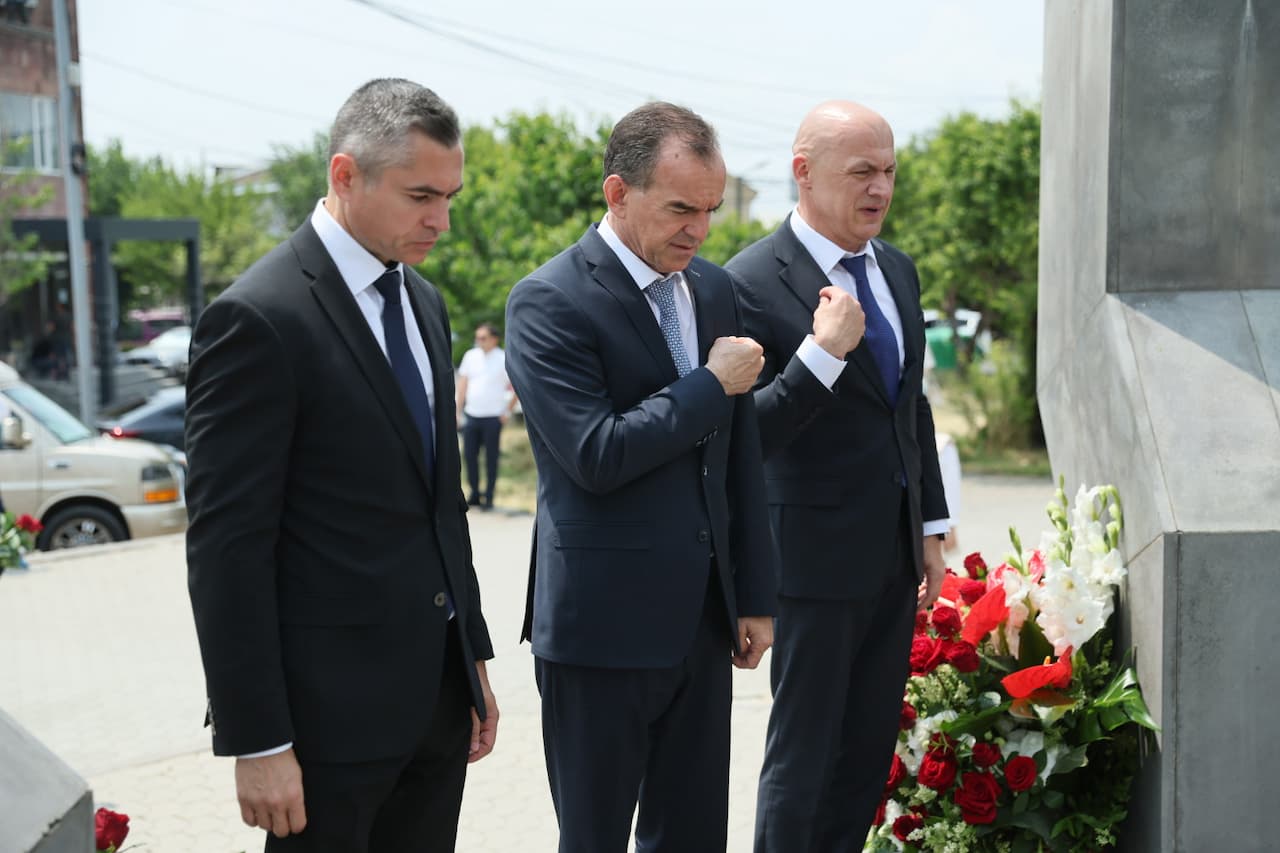 Кондратьев возложил цветы к памятнику героям-казакам в Армении