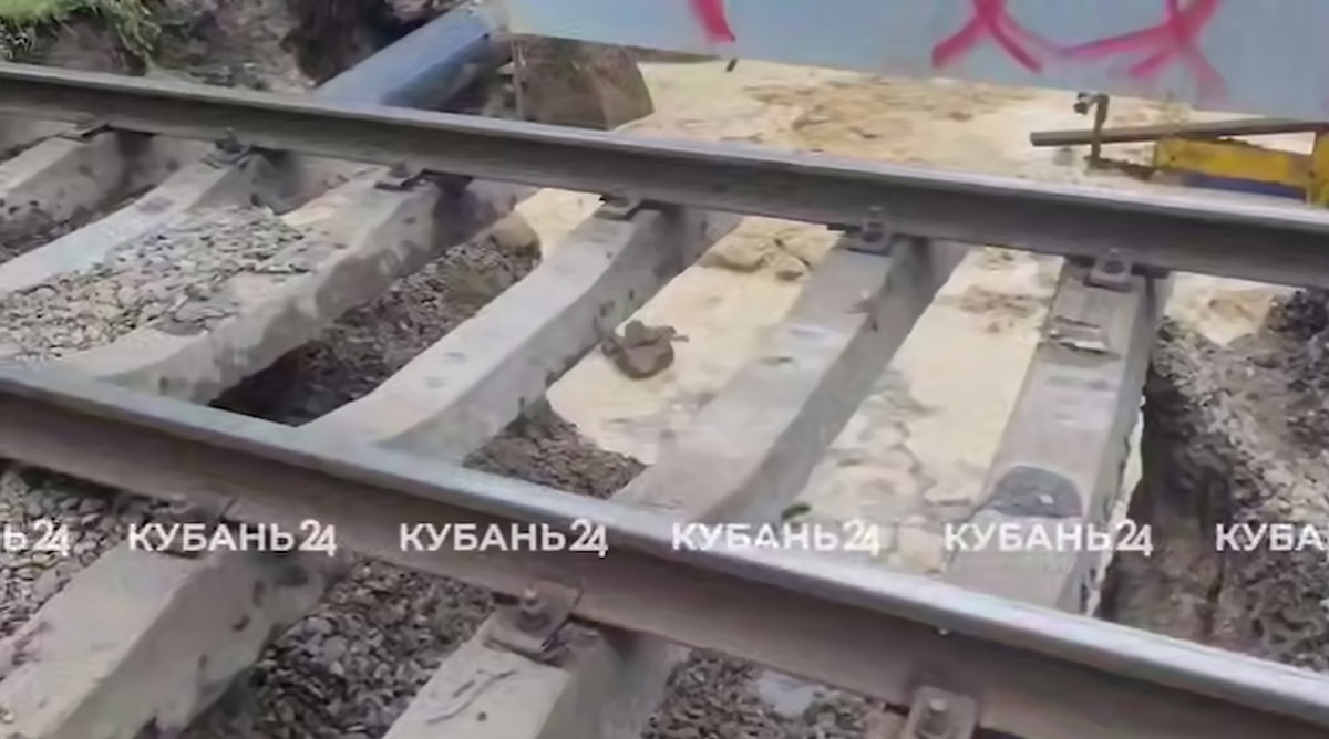 В Краснодаре подмытые после ливня трамвайные пути восстановят к утру 3 июня