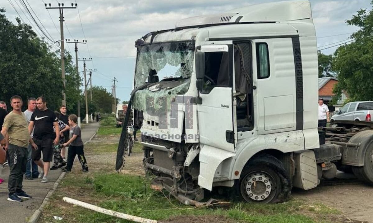 Большегруз влетел в частный дом в Тбилисском районе