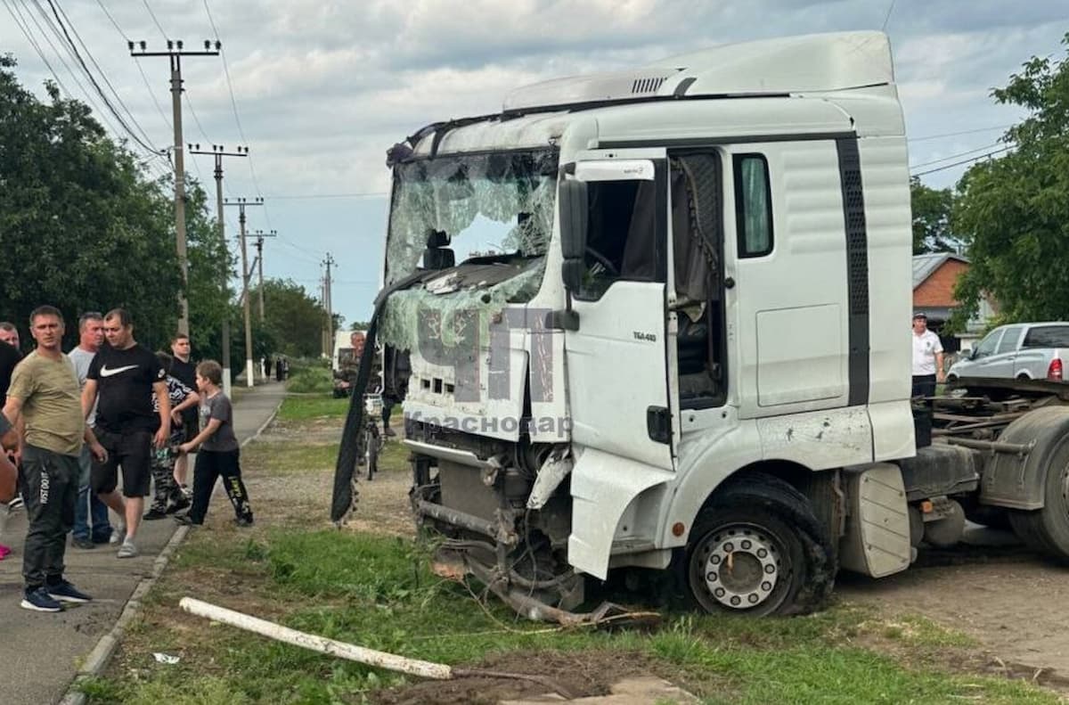Большегруз влетел в частный дом в Тбилисском районе