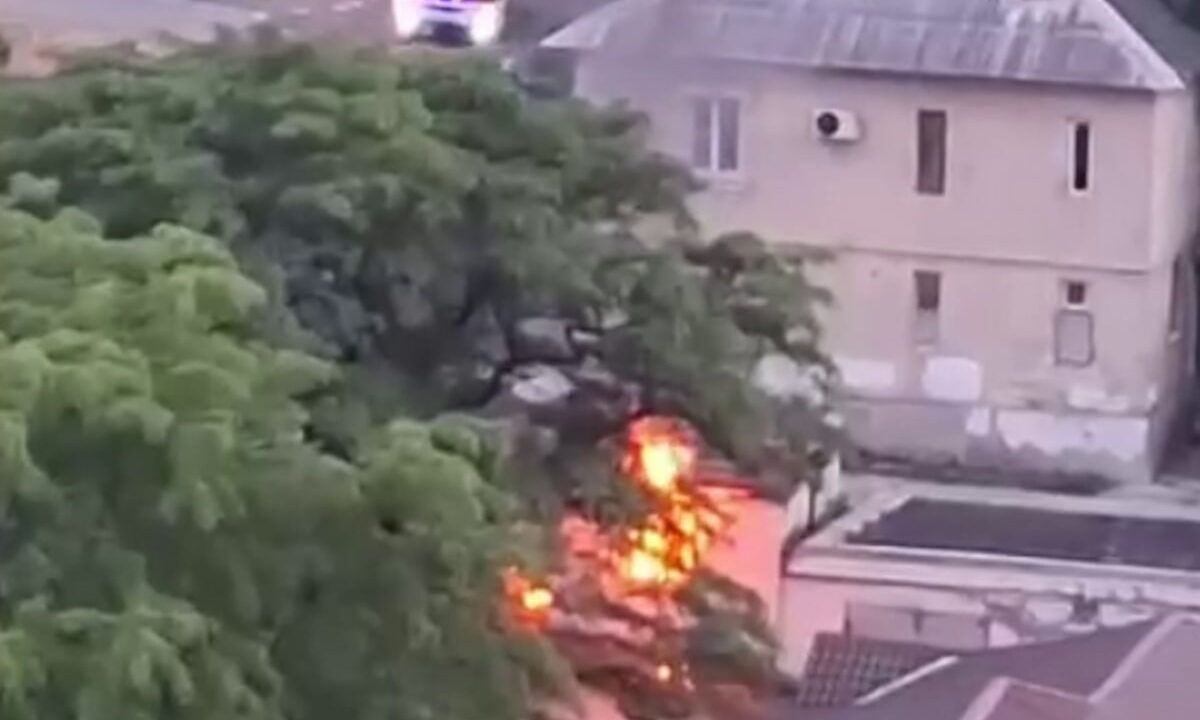 Заброшенный дом сгорел в центре Новороссийска