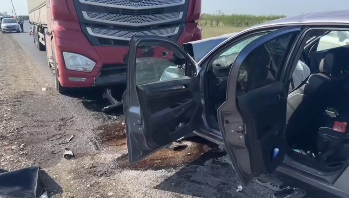 В Староминском районе легковушка влетела в фуру на встречке, есть погибший