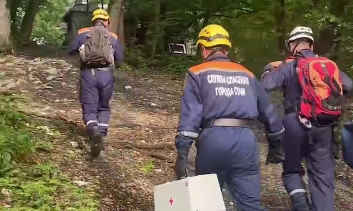 В Сочи спасатели вывели из леса туристку, заблудившуюся у Орлиных скал