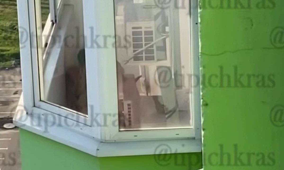 Неадекватный мужчина избил сожительницу на балконе многоэтажки в Краснодаре