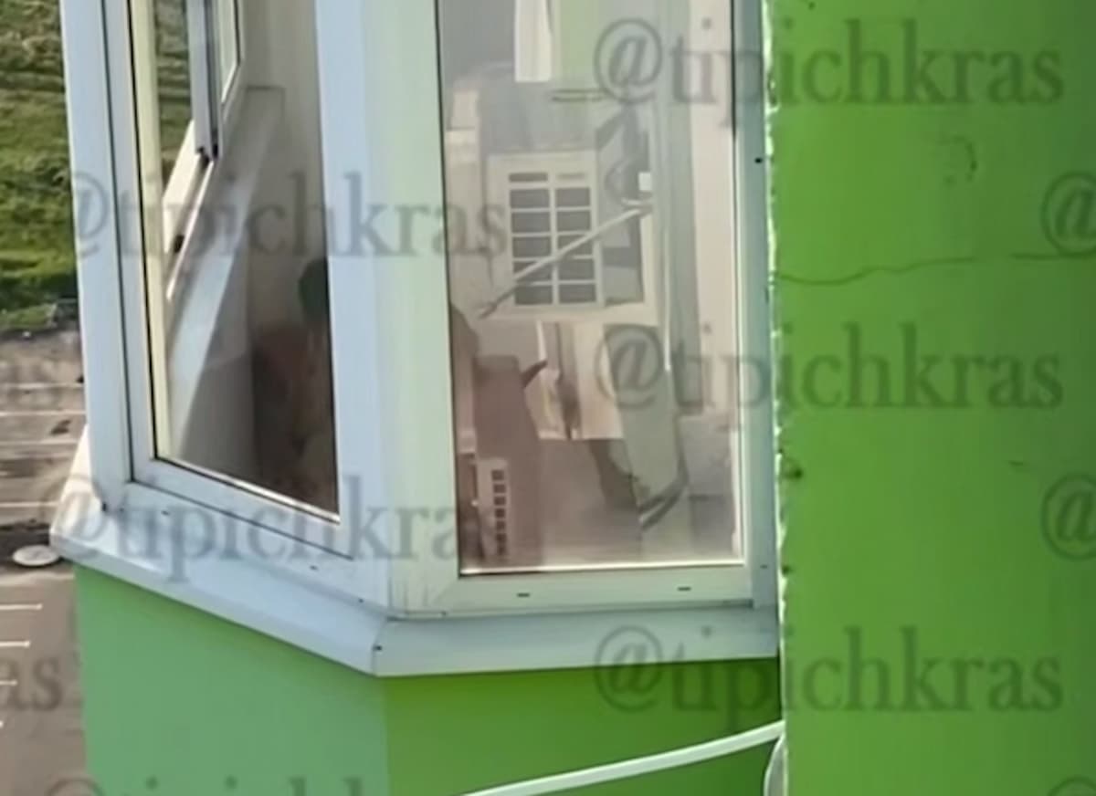 Неадекватный мужчина избил сожительницу на балконе многоэтажки в Краснодаре