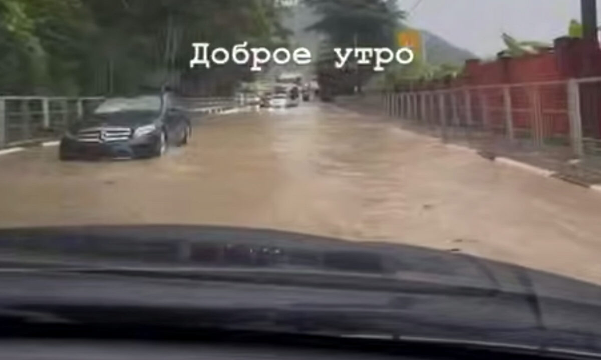 Сильный ливень затопил трассу А-147 в поселке под Сочи