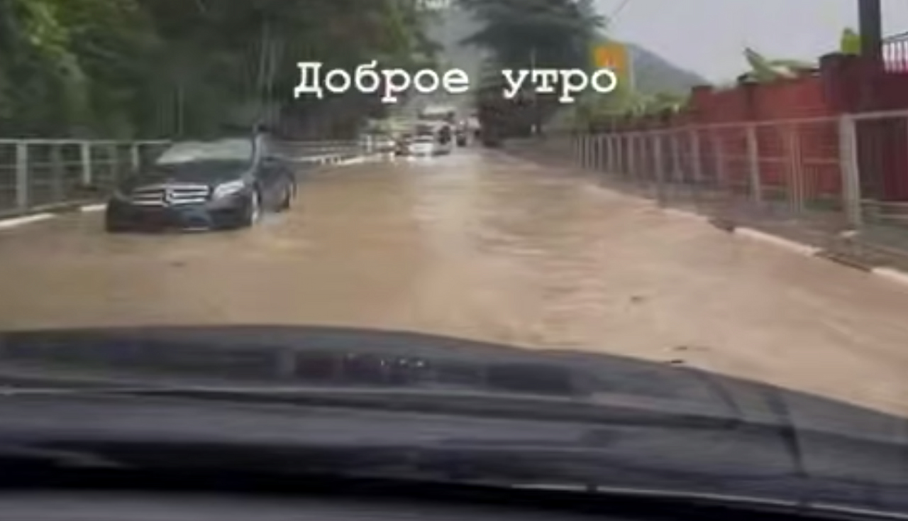 Сильный ливень затопил трассу А-147 в поселке под Сочи