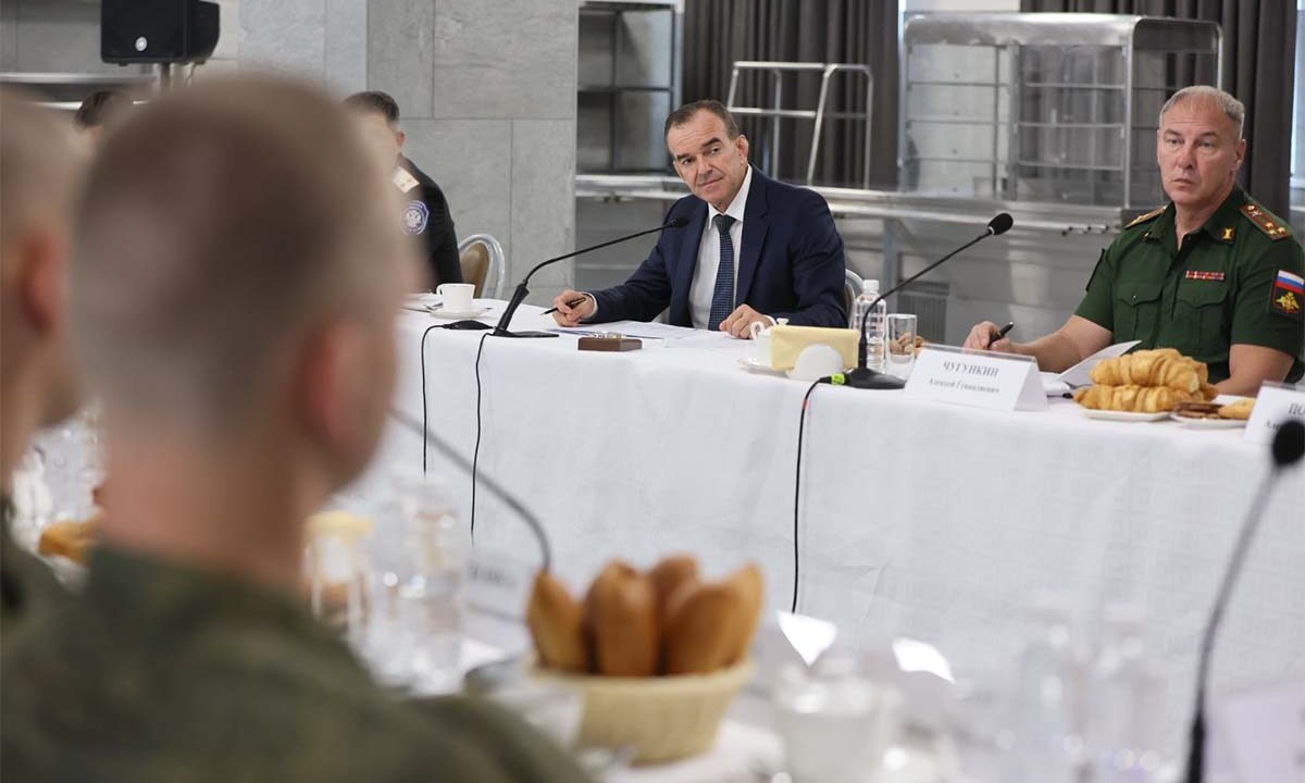 Кондратьев встретился с новобранцами Президентского полка из Краснодарского края