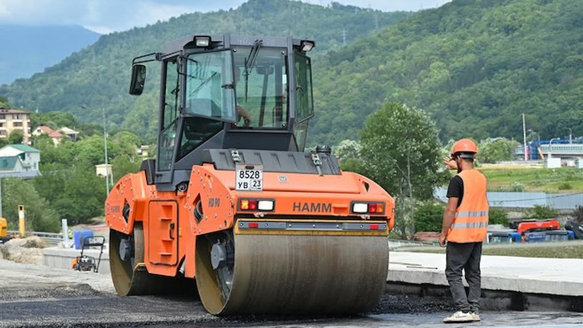 На обходе Адлера начали укладывать асфальт