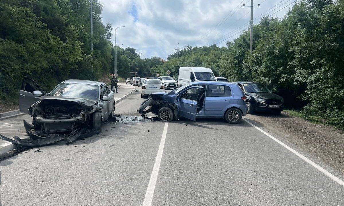 Водитель легковушки пострадала в лобовом ДТП под Новороссийском