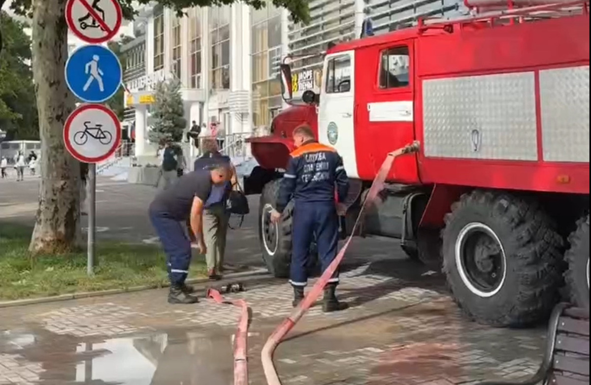 Двухнедельная норма осадков выпала за несколько минут в Геленджике