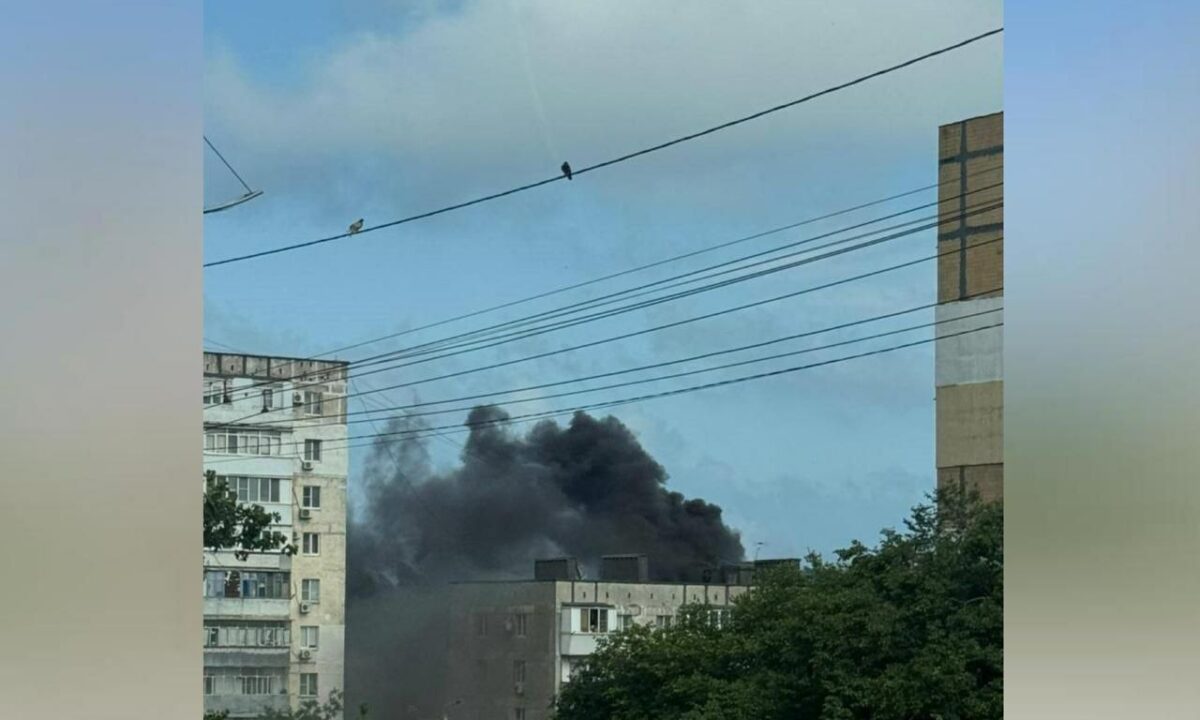 Одного спасли и 30 человек эвакуировали при пожаре в пятиэтажке в Новороссийске