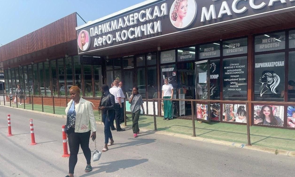 Сотрудниц салона по плетению афрокосичек депортируют в Конго из Анапы