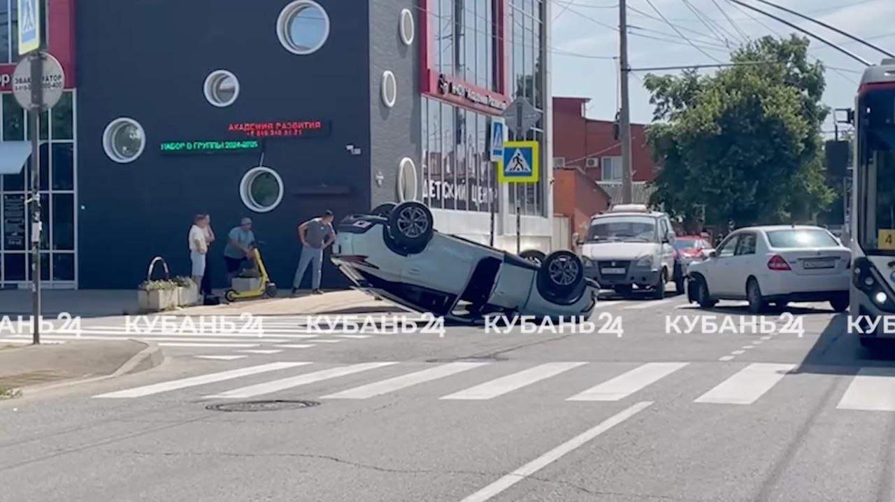 Иномарка не уступила дорогу и перевернулась на крышу в центре Краснодара