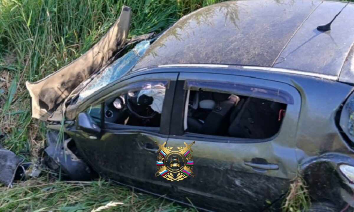 На Кубани водитель без прав и пассажир пострадали после съезда машины в кювет